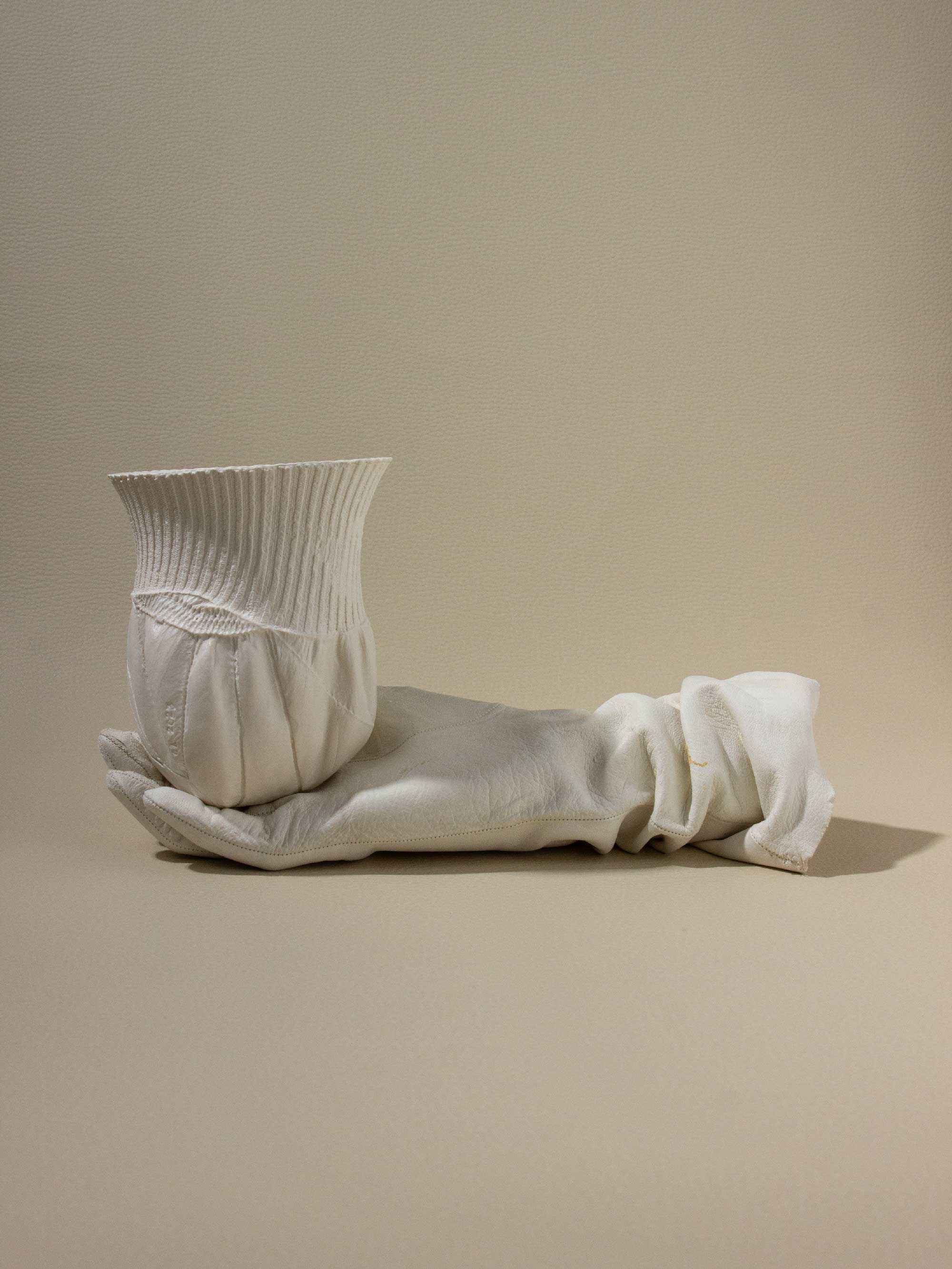ALBESCENCES, drageoir. 2023. Porcelaine coulée dans des gants en cuir, terre sigillée. Photo : An Van De Moortel
