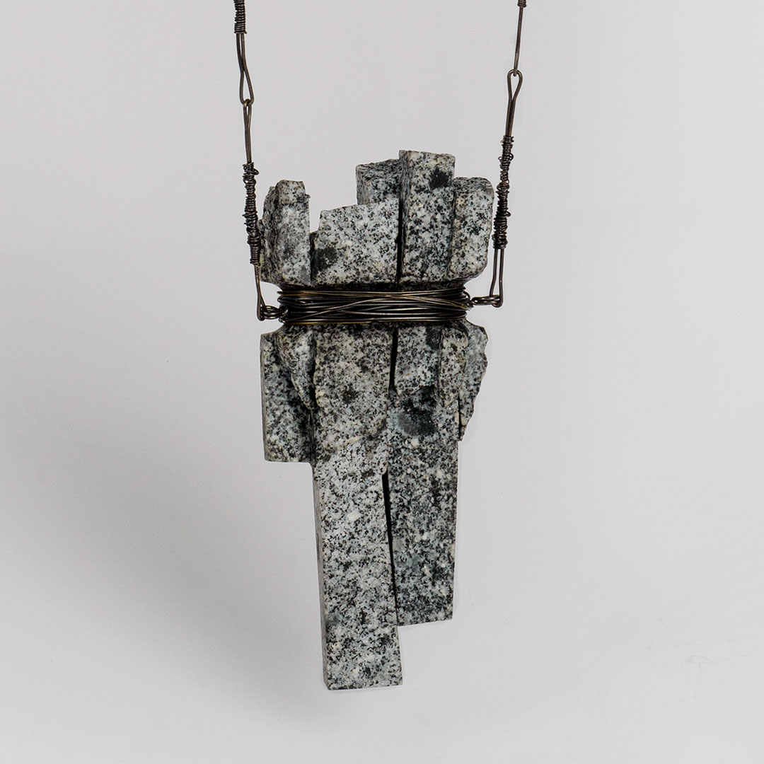 Martin Mendoza. "Amarrados", 2021. Granit, shibuichi. 54 x 32 x 46,4 cm