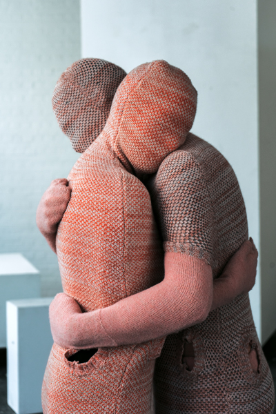 Océane Satalino. "L'invitation", 2023. Fil à tricoter, laine, élastique. Jacquard. Photo : Margot Rondia