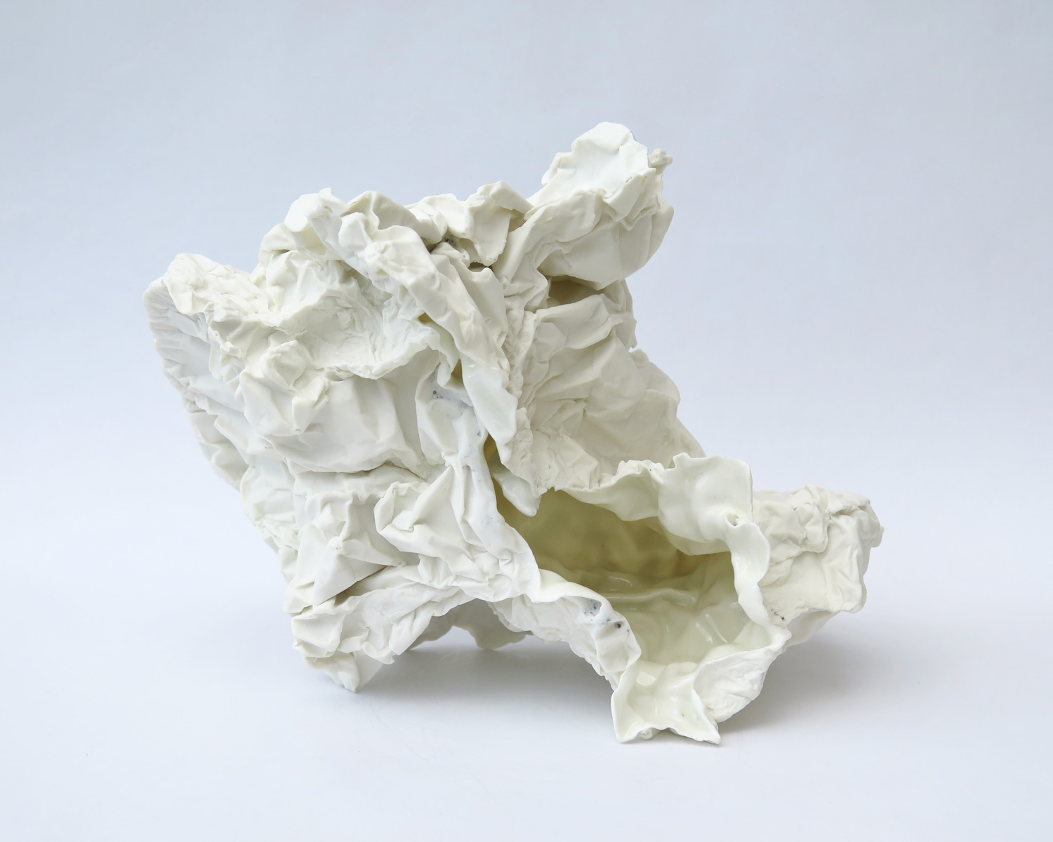 "Songe de repli", 2023. Porcelaine, impression par coulage. H. 21 x L. 29 x P. 19 cm