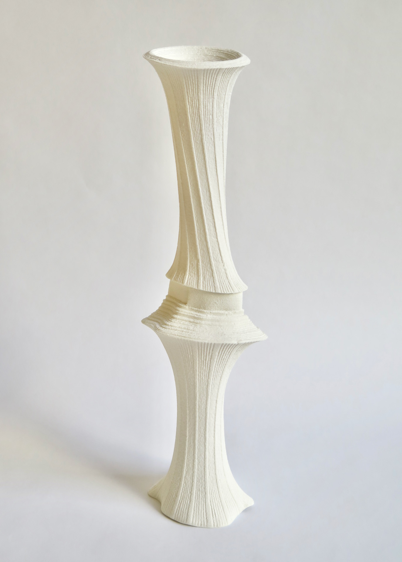 "De sève et d’os", 2020. Porcelaine, impression par coulage. Ø 11 x H. 38 cm