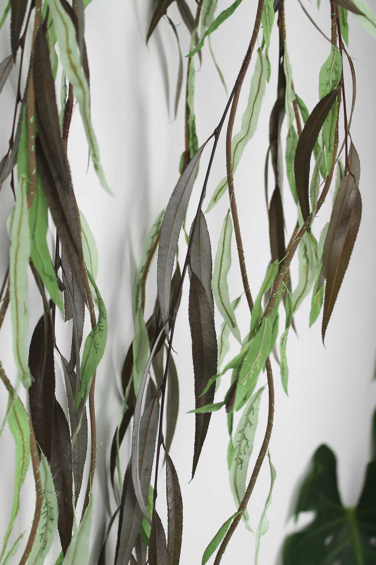 Saule pleureur - Tiges de saule stabilisé accompagnées de feuilles de saule, soie - Broderie à la machine et à la main - H. 148 x L. 24 cm - 2022